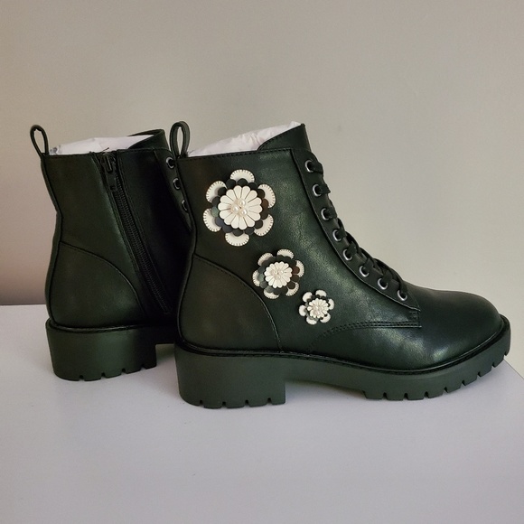 Betsey Johnson Dash boots NIB - Picture 2 of 7